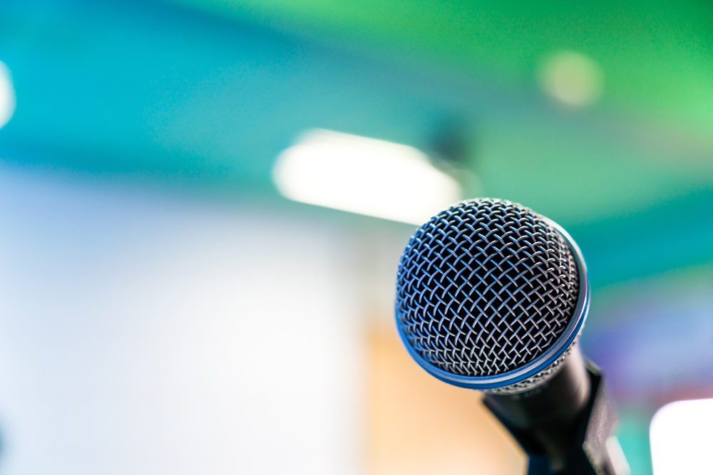 Micro dans une salle de conférence