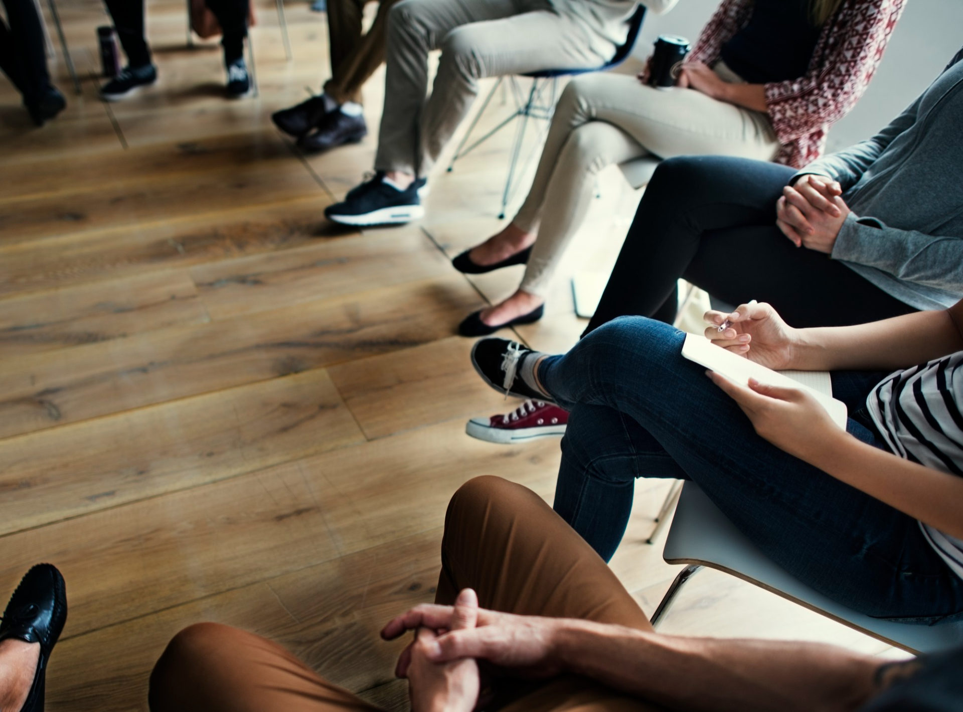 Vue tronquée de personnes assises formant un cercle