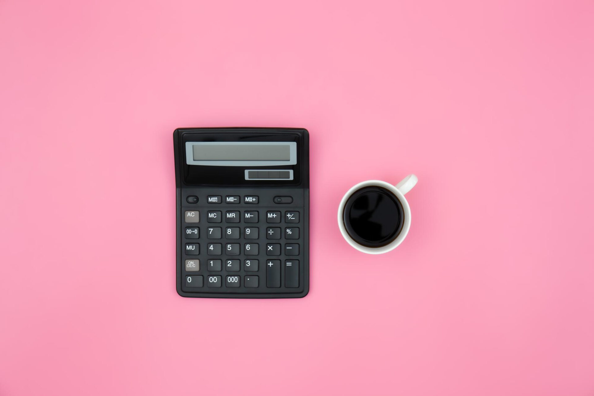 Calculatrice et tasse de café